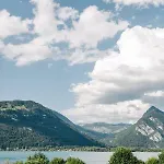 House On Lake/ Hl *