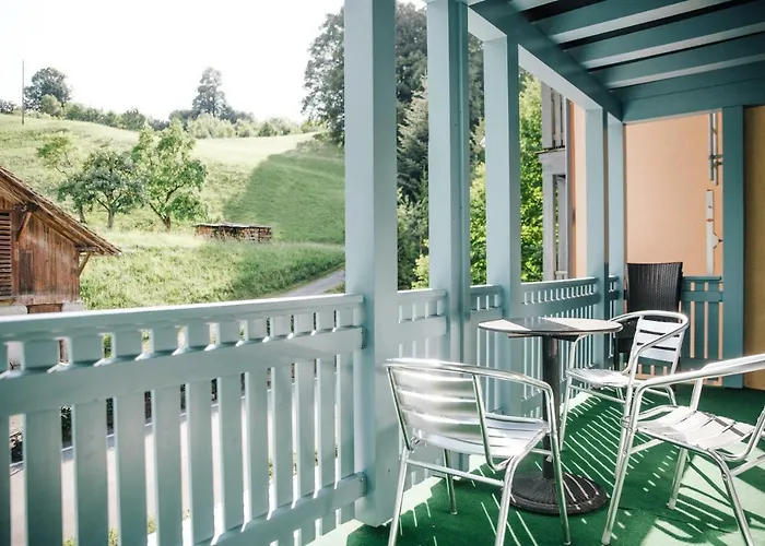 House On Lake/ Hl Lejlighed Därligen