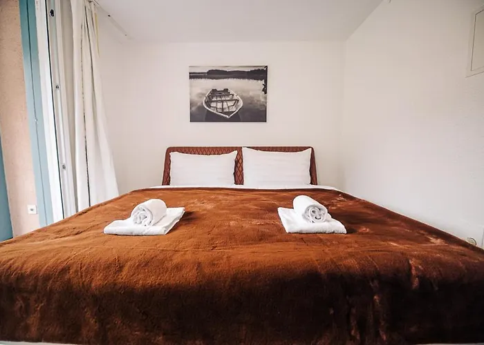 House On Lake/ Hl * Därligen