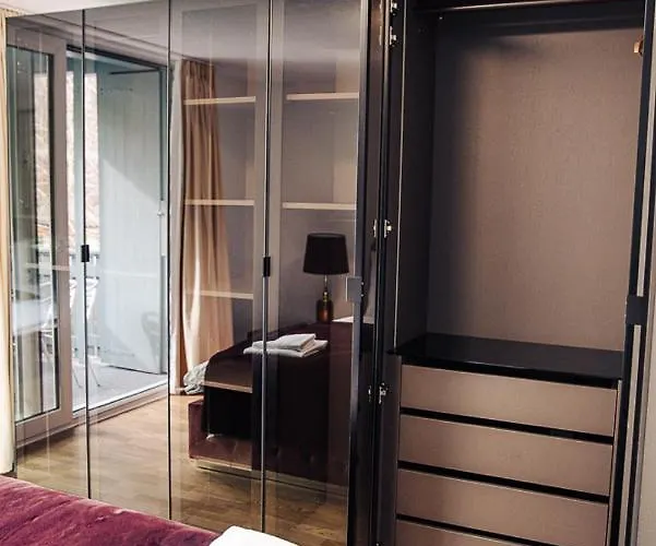 House On Lake/ Hl Lejlighed