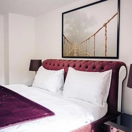 House On Lake/ Hl Daire *