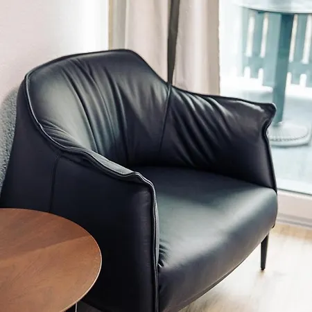 House On Lake/ Hl Daire *