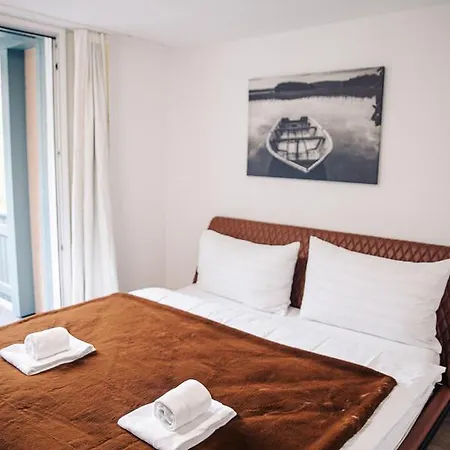 House On Lake/ Hl Daire Därligen